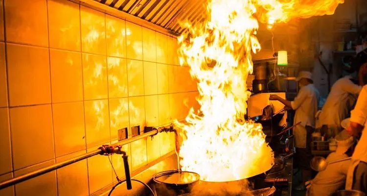  Cegah Risiko Kebakaran di Restoran Anda: Solusi Mitigasi dan Perlindungan Asuransi