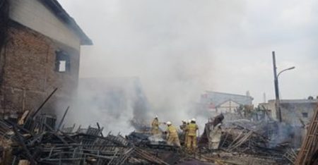 Telan Kerugian Rp1,7 Miliar, Kebakaran Gudang di Jaktim Bukti Pentingnya Proteksi!