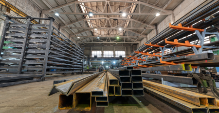 Jangan Salah Pilih Polis! Alasan Strategis Mengapa Manufaktur Besi Baja Membutuhkan Broker Asuransi Spesialis