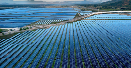 Cara Menghindari Kerugian Proyek PLTS 100 GW di Indonesia